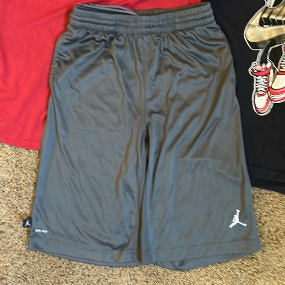 Lot of 3: NIKE 2 T-shirts & 1 pair of shorts size L - Picture 2 of 7